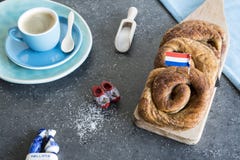 Πρόγευμα με τον παραδοσιακό ολλανδικό ρόλο ψωμιού κανέλας, αποκαλούμενο βόλο στοκ εικόνες με δικαίωμα ελεύθερης χρήσης Πρόγευμα με τον παραδοσιακό ολλανδικό ρόλο ψωμιού κανέλας, αποκαλούμενο βόλο στοκ εικόνες με δικαίωμα ελεύθερης χρήσης