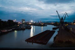 Довольно гавань в кране города и доке - взгляде ночи стоковые фото Довольно гавань в кране города и доке - взгляде ночи стоковые фото