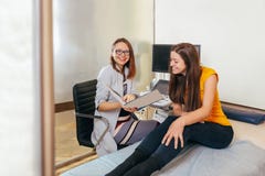 Доктор обсуждает пациента с тестами Доктор делает терпеливыми женщинами подбрюшный ультразвук стоковая фотография Доктор обсуждает пациента с тестами Доктор делает терпеливыми женщинами подбрюшный ультразвук стоковая фотография