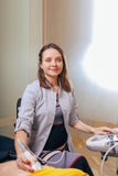 Доктор делает терпеливыми женщинами подбрюшный ультразвук Блок развертки ультразвука в руках доктора стоковое изображение Доктор делает терпеливыми женщинами подбрюшный ультразвук Блок развертки ультразвука в руках доктора стоковое изображение