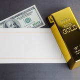 Долларовая банкнота миллиарда слитка бара золота и поздравительная открытка стоковые изображения rf Долларовая банкнота миллиарда слитка бара золота и поздравительная открытка стоковые изображения rf