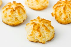Домодельные свежие очень вкусные печенья macaroons кокоса с золотой коркой на белом кухонном столе Выпечка печенья праздника стоковое изображение Домодельные свежие очень вкусные печенья macaroons кокоса с золотой коркой на белом кухонном столе Выпечка печенья праздника стоковое изображение