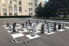 Доска покрашенная на асфальте и шахматных фигурах в Пензе, России стоковое фото Доска покрашенная на асфальте и шахматных фигурах в Пензе, России стоковое фото