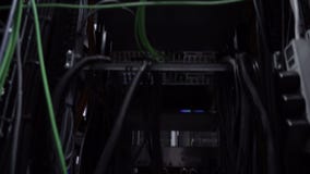 Ð-¡ omputers, datorhall Nedersta sikt, rörande kamera Nav för Ethernetnätverksanslutning Blinkaljus i ett mörkt serverrum arkivfilmer Ð-¡ omputers, datorhall Nedersta sikt, rörande kamera Nav för Ethernetnätverksanslutning Blinkaljus i ett mörkt serverrum arkivfilmer