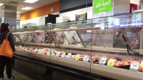 Движение мяса людей покупая на разделе свежего мяса Движение мяса людей покупая на разделе свежего мяса