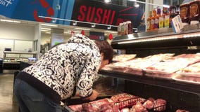 Движение мяса людей покупая на разделе свежего мяса Движение мяса людей покупая на разделе свежего мяса