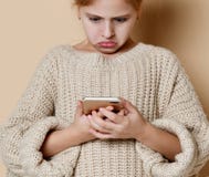 Девушка используя телефон клетки умный, стоковое фото Девушка используя телефон клетки умный, стоковое фото