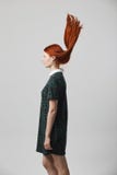 Девушка красивого redhead длинн-с волосами в зеленой checkered стойке платья на белой предпосылке в студии Ее волосы стоковое изображение rf Девушка красивого redhead длинн-с волосами в зеленой checkered стойке платья на белой предпосылке в студии Ее волосы стоковое изображение rf