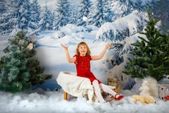 Девушка на предпосылке леса зимы стоковые изображения Девушка на предпосылке леса зимы стоковые изображения