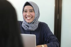 Девушка профессионального молодого hijab мусульманская работая с ноутбуком, молодой мусульманский интервьюировать женщины стоковые фото Девушка профессионального молодого hijab мусульманская работая с ноутбуком, молодой мусульманский интервьюировать женщины стоковые фото