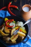 Деревенское блюдо с молоком и картошками стоковые фотографии rf Деревенское блюдо с молоком и картошками стоковые фотографии rf