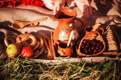 Деревянная ложка льет сметану от кувшина глины суп русского кухни крупного плана borscht Концепция Руки в рамке стоковое изображение Деревянная ложка льет сметану от кувшина глины суп русского кухни крупного плана borscht Концепция Руки в рамке стоковое изображение