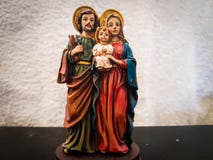 Диаграмма игрушки младенца Иисуса, который держит отцом Иосиф и девственной матерью Mary стоковое изображение rf Диаграмма игрушки младенца Иисуса, который держит отцом Иосиф и девственной матерью Mary стоковое изображение rf