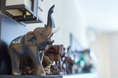Диаграммы слонов на полке Деревянный, камень и керамический экспонат собрания, счастья и везения дома стоковое изображение rf Диаграммы слонов на полке Деревянный, камень и керамический экспонат собрания, счастья и везения дома стоковое изображение rf