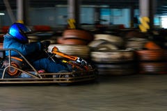 Динамическая karting конкуренция на скорости с расплывчатым движением на оборудованном ипподроме стоковая фотография Динамическая karting конкуренция на скорости с расплывчатым движением на оборудованном ипподроме стоковая фотография