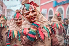 Дружелюбную carnaval на диаграмму в коричневой, зеленой, красной робе показано жест рукой Масленица в южной Германии - черном лес стоковое изображение Дружелюбную carnaval на диаграмму в коричневой, зеленой, красной робе показано жест рукой Масленица в южной Германии - черном лес стоковое изображение
