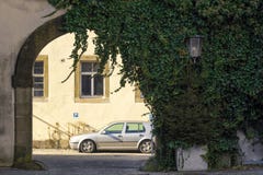 Автомобиль припаркованный за сдобренными воротами пейзаж урбанский стоковое фото Автомобиль припаркованный за сдобренными воротами пейзаж урбанский стоковое фото