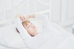 Азиатские женщины отдохнули в комнате Она была усмехающся и слушающ к музыке стоковое изображение Азиатские женщины отдохнули в комнате Она была усмехающся и слушающ к музыке стоковое изображение
