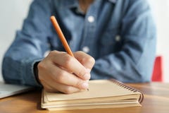 Азиатские женщины принимают примечания с карандашем в офисе, работу бизнес-леди стоковая фотография Азиатские женщины принимают примечания с карандашем в офисе, работу бизнес-леди стоковая фотография