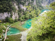 Антенна и панорамный вид национального парка озер Plitvice стоковые фотографии rf Антенна и панорамный вид национального парка озер Plitvice стоковые фотографии rf