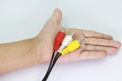 3 аудио переходника штепсельной вилки RCA Джек в руке ребенк изолированной на белой предпосылке стоковые изображения 3 аудио переходника штепсельной вилки RCA Джек в руке ребенк изолированной на белой предпосылке стоковые изображения