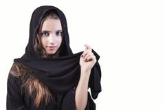Арабский, мусульманский, крупный план девушки на белой предпосылке Арабская саудовская сторона женщины эмиратов смотря сторону из стоковое изображение rf Арабский, мусульманский, крупный план девушки на белой предпосылке Арабская саудовская сторона женщины эмиратов смотря сторону из стоковое изображение rf