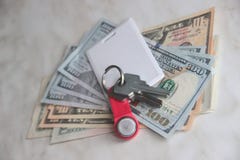 Богатство и riches представили деньгами и ключами наличных денег ключи квартиры долларов ключ обменом работы риэлтора концепции н стоковое изображение Богатство и riches представили деньгами и ключами наличных денег ключи квартиры долларов ключ обменом работы риэлтора концепции н стоковое изображение