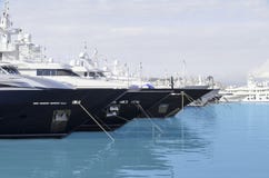 Большие корабли проводя лазурную гавань стоковая фотография rf Большие корабли проводя лазурную гавань стоковая фотография rf