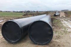 Большие трубы водопровода/трубы газа/трубы масла Класть водоснабжение между городами Трубы лежат на том основании готовый для стоковые фотографии rf Большие трубы водопровода/трубы газа/трубы масла Класть водоснабжение между городами Трубы лежат на том основании готовый для стоковые фотографии rf