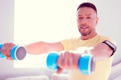 Бородатый зрелый человек делая спорт утра пока работающ на его мышцах стоковые изображения rf Бородатый зрелый человек делая спорт утра пока работающ на его мышцах стоковые изображения rf