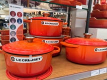 Бак Le creuset показанный в магазине стоковое фото Бак Le creuset показанный в магазине стоковое фото