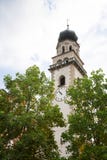 Башня приходской церкви в Levico Termen, Италии стоковое фото rf Башня приходской церкви в Levico Termen, Италии стоковое фото rf