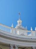 Башня с часами железнодорожного вокзала Сочи на предпосылке голубого неба стоковое фото rf Башня с часами железнодорожного вокзала Сочи на предпосылке голубого неба стоковое фото rf