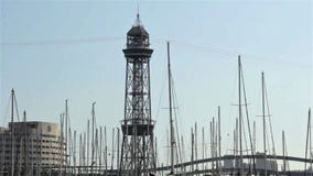 БАРСЕЛОНА, ИСПАНИЯ - 10-ОЕ ЯНВАРЯ 2018: Ropeway Transbordador Aeri del Порта в гаван Vell в Барселоне, Каталонии С sw парусников БАРСЕЛОНА, ИСПАНИЯ - 10-ОЕ ЯНВАРЯ 2018: Ropeway Transbordador Aeri del Порта в гаван Vell в Барселоне, Каталонии С sw парусников