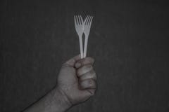 2 белых устранимых вилки в руке стоковые фотографии rf 2 белых устранимых вилки в руке стоковые фотографии rf