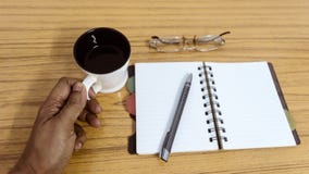 Бизнесмен держа чашку кофе Плановик кармана дела с eyeglass и ручкой готовыми для того чтобы заметить встречу Бизнес стоковые изображения Бизнесмен держа чашку кофе Плановик кармана дела с eyeglass и ручкой готовыми для того чтобы заметить встречу Бизнес стоковые изображения