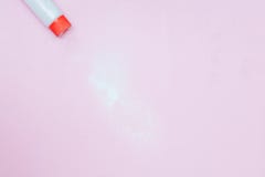 Бутылка порошка младенца Talcum на розовой предпосылке Порошок разлитый от белого контейнера, взгляда сверху flatlay стоковые фото Бутылка порошка младенца Talcum на розовой предпосылке Порошок разлитый от белого контейнера, взгляда сверху flatlay стоковые фото