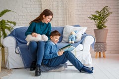 Брат и сестра читают книгу стоковые фотографии rf Брат и сестра читают книгу стоковые фотографии rf