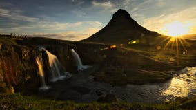 Водопад Kirkjufellsfoss во время восхода солнца стоковые изображения Водопад Kirkjufellsfoss во время восхода солнца стоковые изображения