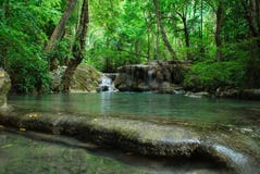 Водопад в глубоком лесе в национальном парке Erawan стоковая фотография rf Водопад в глубоком лесе в национальном парке Erawan стоковая фотография rf