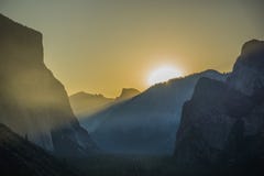 Восход солнца Yosemite взгляда тоннеля стоковое изображение rf Восход солнца Yosemite взгляда тоннеля стоковое изображение rf