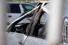 Вдавленные места автомобиля крышки работника с замазкой материала заполнителя шпателем металла Ремонтныа услуги автомобиля стоковые изображения rf Вдавленные места автомобиля крышки работника с замазкой материала заполнителя шпателем металла Ремонтныа услуги автомобиля стоковые изображения rf