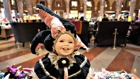 Венецианская кукла Masquerade традиции, на запачканной предпосылке стоковое изображение rf Венецианская кукла Masquerade традиции, на запачканной предпосылке стоковое изображение rf