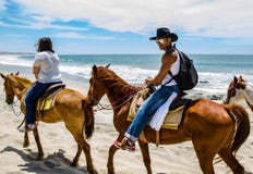 Верховая езда молодого человека на пляже в Cabo San Lucas, Нижней Калифорнии стоковое фото Верховая езда молодого человека на пляже в Cabo San Lucas, Нижней Калифорнии стоковое фото