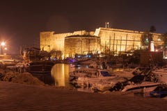 Взгляд ночи замка Kyrenia и старой гавани в северном Кипре стоковое изображение rf Взгляд ночи замка Kyrenia и старой гавани в северном Кипре стоковое изображение rf