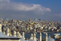 Взгляд на bosphorus acros Стамбула Башни и куполы, пролив с парусными суднами и красочный город стоковое фото Взгляд на bosphorus acros Стамбула Башни и куполы, пролив с парусными суднами и красочный город стоковое фото