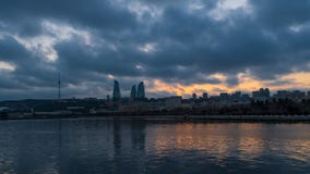 Взгляд национального парка взморья в городе Баку, Азербайджане на заходе солнца стоковые фотографии rf Взгляд национального парка взморья в городе Баку, Азербайджане на заходе солнца стоковые фотографии rf
