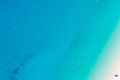 Взгляд пляжа Kefalonia Greecen Myrtos на t стоковое изображение Взгляд пляжа Kefalonia Greecen Myrtos на t стоковое изображение