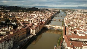 Вид с воздуха Ponte Vecchio в Firenze Флоренс, Италии летом стоковое изображение rf Вид с воздуха Ponte Vecchio в Firenze Флоренс, Италии летом стоковое изображение rf
