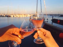 Вино провозглашать, предпосылка неба песка моря стоковое фото rf Вино провозглашать, предпосылка неба песка моря стоковое фото rf